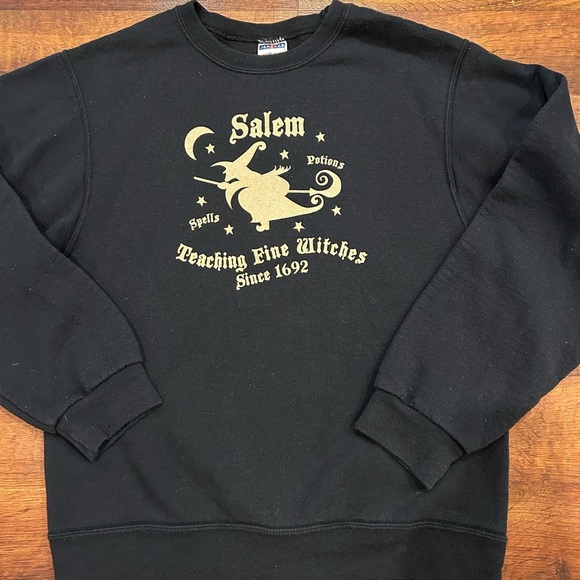 Salem Teaching Fine Witches Since 1692 Crew Neck Sweatshirt Women’s size Small - Picture 1 of 5